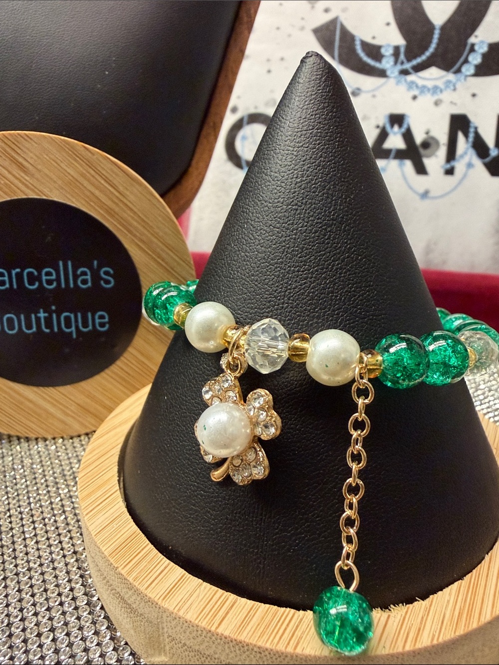 Gold-Tone Pearl & Green Crackle Bead Charm Bracelet. 🆕